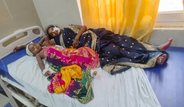 अम्बेडकरनगर में भीषण सड़क हादसा, ट्रेलर से टकराई ई-रिक्शा; चालक की मौत, सात लोग घायल
